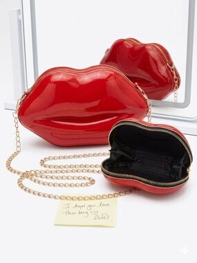 Red Lip-Shaped Crossbody Bag with Gold Chain